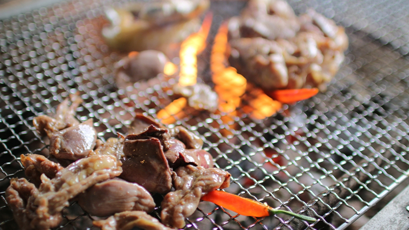 炭火で焼く、こだわりの地鶏と地元野菜